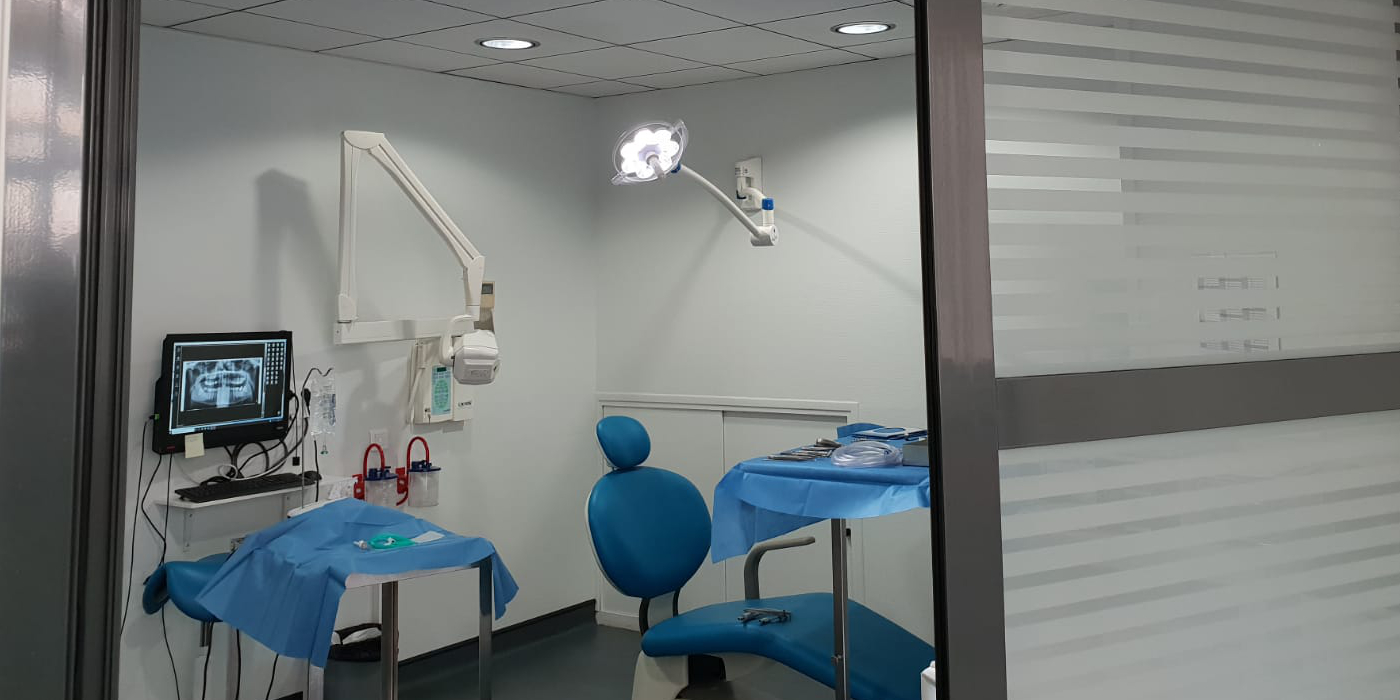 CABINETCHIR Le bloc chirurgical permet la réalisation d'actes chirurgicaux avancés dans des conditions d'asepsie conformes.